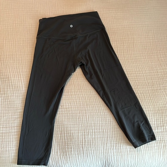 Cropped lululemon leggings - Picture 2 of 3